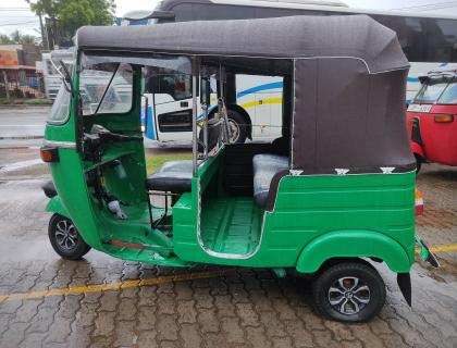 Bajaj 4 Stroke Three-wheeler for sale at Negombo