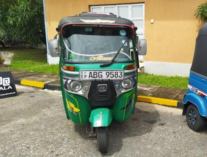 Bajaj 4 Stroke Three-wheeler for sale at Riyasakwala Ampara