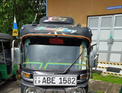 Bajaj 4 Stroke Three-wheeler for sale at Riyasakwala Ampara