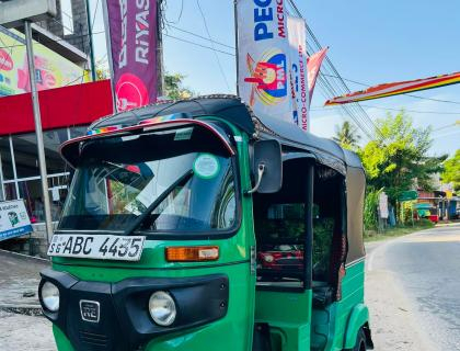 Bajaj 4 Stroke Three-wheeler for sale at Riyasakwala Kegalle