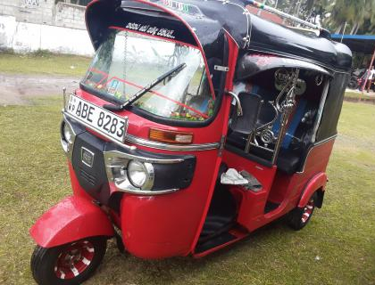 Bajaj 4 Stroke Three-wheeler for sale at Negombo