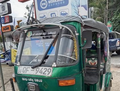 Bajaj Three wheel for sale at Rathnapura