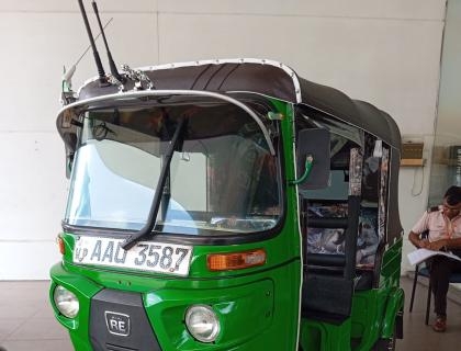 Bajaj Three wheel for sale at Rathnapura
