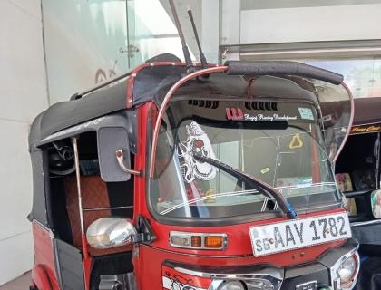 Bajaj Three wheel for sale at Rathnapura