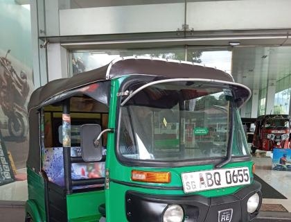Bajaj Three wheel for sale at Rathnapura