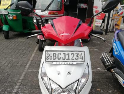 Honda Dio scooter for sale at Rathnapura Riyasakwala